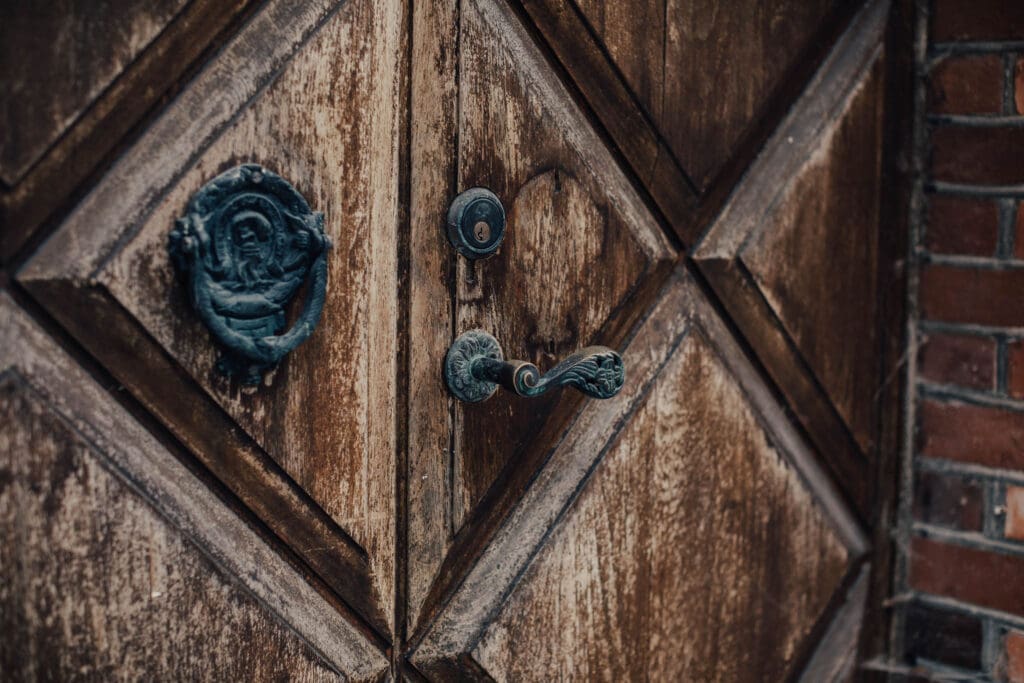 En äldre dörr i trä